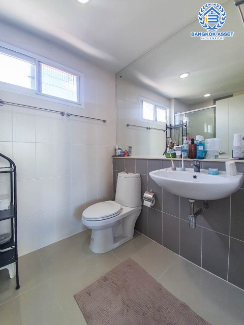 ******ทาวน์โฮมมือสอง ม.บ้านกลางเมือง พระราม9 บ้านสไตล์คนเมือง 3 ชั้น ภายในสวยมาก สภาพเทียบเท่ามือ1 มีบิ้วท์อินเค้าท์เตอร์ครัวให้แล้ว เนื้อที่ 18.5 ตร.ว. ห้องนอน 3 ห้องน้ำ 2 ที่จอดรถ แถมแอร์ 4 เครื่อง และเครื่องทำน้ำอุ่น 2 เครื่อง บนทำเลติดถนนใหญ่ ที่เชื่อมต่อถนน ถ.กาญจนาภิเษก วงแหวนกาญจนาภิเษก ใกล้ทางด่วนพระราม 9-มอเตอร์เวย์ และ แอร์พอร์ตลิ้งค์ สถานีหัวหมาก